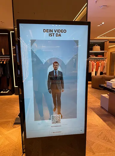 Dein Video ist da virtual try-on kiosk with QR code