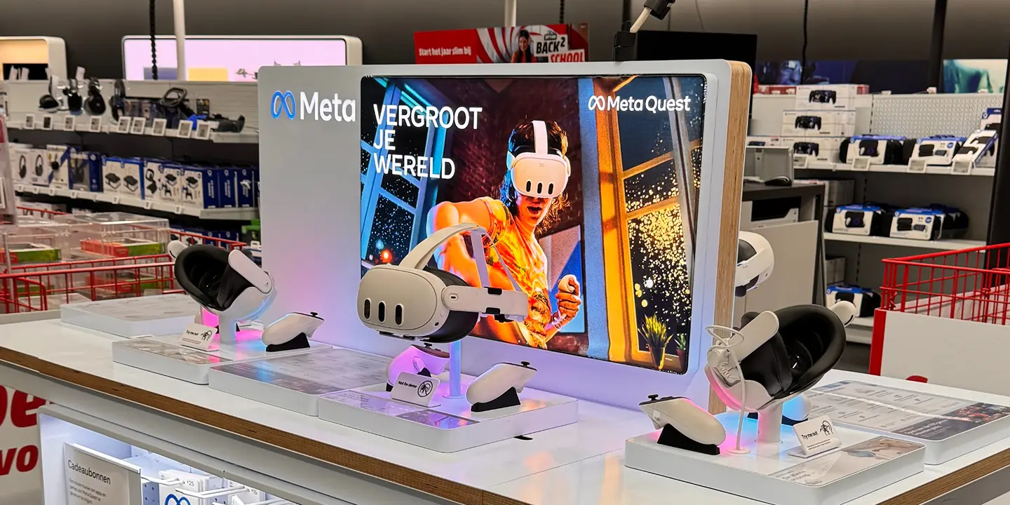 Meta Quest VR headset retail display, "Vergroot je wereld"